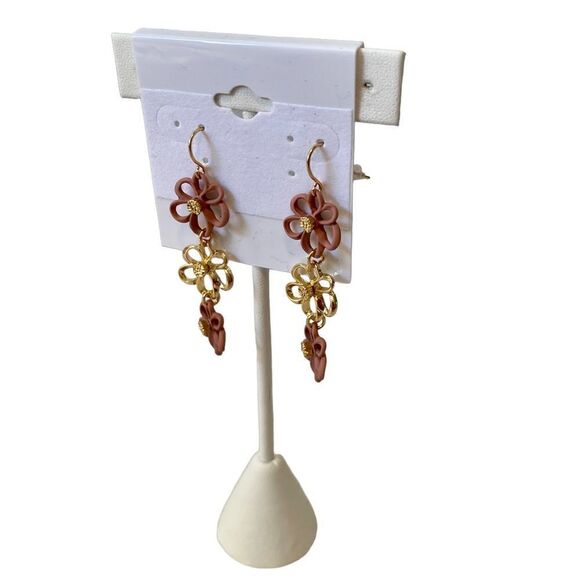carol dauplaise   3 tiered flower drop earrings. Lightweight, pretty & delicate. - Picture 3 of 5